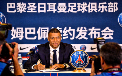 姆巴佩在新闻发布会上宣布与巴黎圣日耳曼续约的现场照片