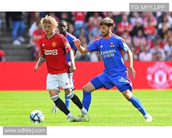 友谊赛精彩对决：里昂与巴黎圣日耳曼战成平局帽子戏法引发全场热潮